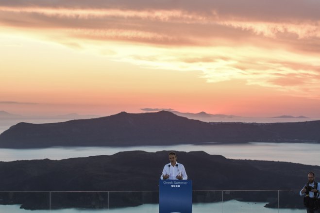 Unser Foto (© Eurokinissi) zeigt Ministerpräsident Kyriakos Mitsotakis auf der Insel Santorin.