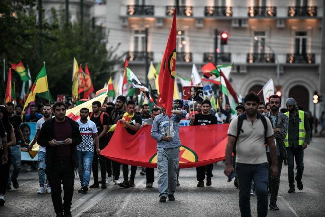 Das Foto (© Eurokinissi) zeigt einen Protestmarsch kurdischer Gruppen in Athen am Donnerstag (17.10.).