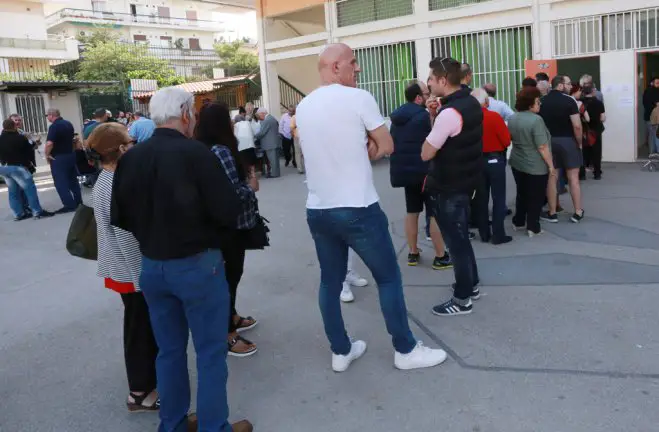 Unser Foto (© Eurokinissi) entstand am Sonntagnachmittag vor einem Wahllokal.