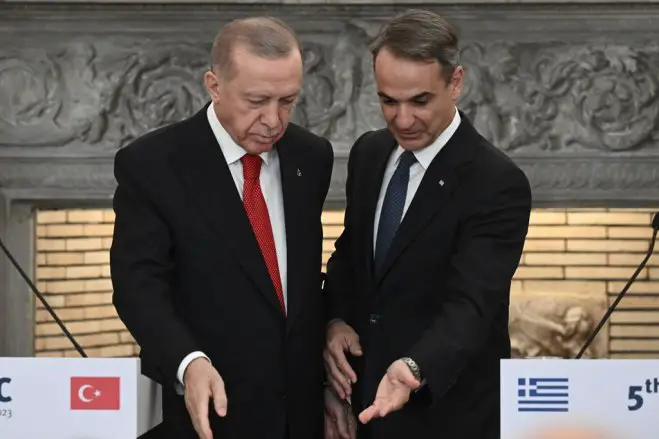 Unser Archivfoto (© Eurokinissi) zeigt Premierminister Kyriakos Mitsotakis (r.) und den türkischen Präsidenten Recep Tayyip Erdogan.