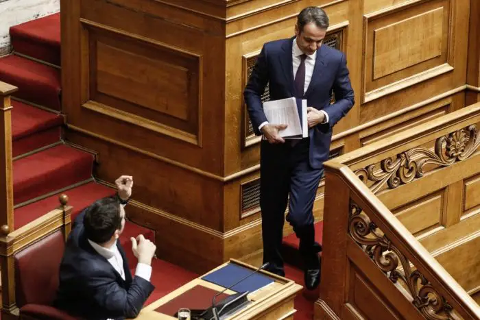 Unser Foto (© Eurokinissi) zeigt Premierminister Alexis Tsipras (l.) im Parlament; rechts im Bild: Oppositionsführer Kyriakos Mitsotakis.