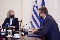 Unser Foto (© Pressebüro des Ministerpräsidenten) entstand am Montag (11.10.) während eines Treffens zwischen Premierminister Kyriakos Mitsotakis und der zyprischen Parlamentspräsidentin Annita Dimitriou.