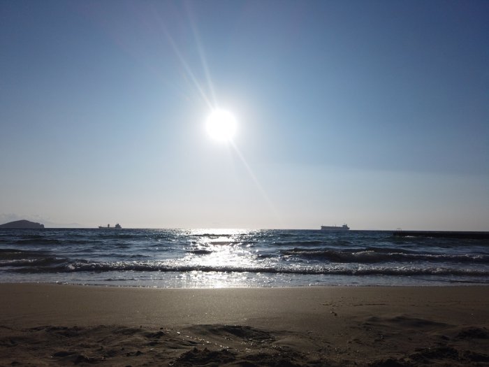 Das Foto (© GZ / Leonie Meyer) wurde am Strand von Azolimnos auf der Ägäisinsel Syros aufgenommen.