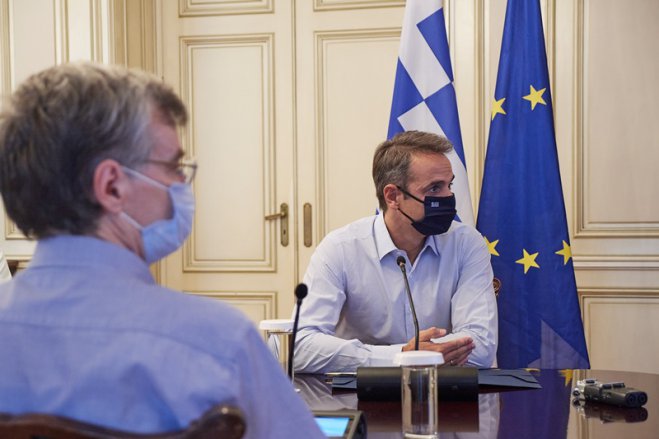 Unser Foto (© Eurokinissi) zeigt Ministerpräsident Kyriakos Mitsotakis während einer Sitzung am Freitag (14.8.) zur Eindämmung der zunehmenden Corona-Infektionen in Griechenland. 