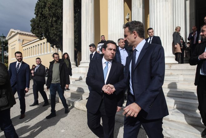 Unser Foto (© Eurokinissi) zeigt Premierminister Kyriakos Mitsotakis (r.) und Migrationsminister Notis Mitarakis am Dienstag (17.1.) während einer Veranstaltung des Migrationsministeriums.