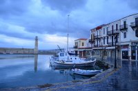 Unser Archivfoto (© Griechenland Zeitung / Jan Hübel) zeigt den kleinen Hafen von Rethymno. In dieser Präfektur befindet sich auch die Kourtaliotis-Schlucht.