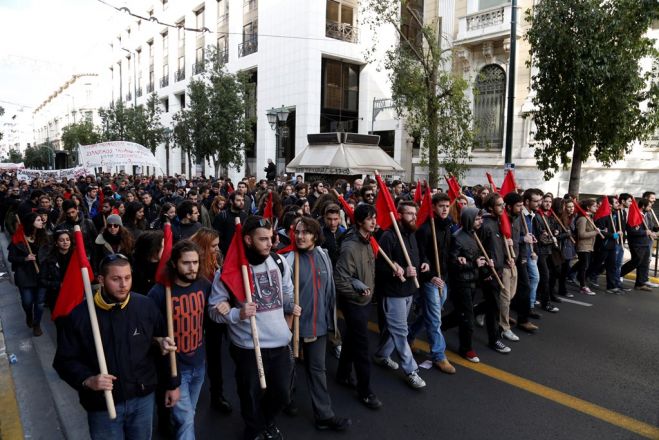Unser Archivfoto (© Eurokinissi) entstand während eines 24-stündigen Streiks von GSEE und ADEDY am 8. Dezember 2016 in Athen.