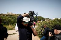 Unser Archivfoto (© Eurokinissi) ist im April 2018 während der Dreharbeiten der TV-Serie „Little Drummer Girl“ in Sounion südlich von Athen entstanden.