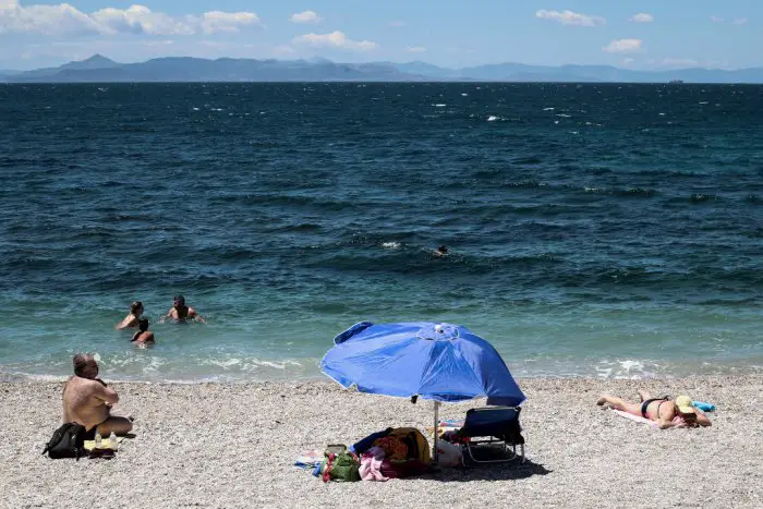 Die Experten rufen Bewohner und Gäste dazu auf, Schutz-, Hygiene- und Abstandsregeln einzuhalten (Foto: © Eurokinissi)