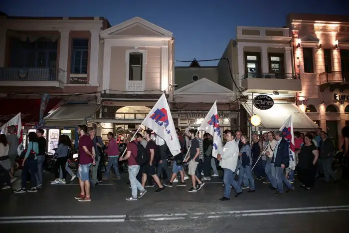 Unser Foto (© Eurokinissi) zeigt eine antifaschistische Kundgebung, die am 27. April in Mytilini (Lesbos) durchgeführt wurde. Verurteilt wurde damit ein vorangegangener Angriff auf Flüchtlinge.