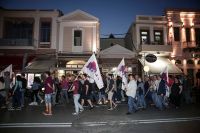 Unser Foto (© Eurokinissi) zeigt eine antifaschistische Kundgebung, die am 27. April in Mytilini (Lesbos) durchgeführt wurde. Verurteilt wurde damit ein vorangegangener Angriff auf Flüchtlinge.