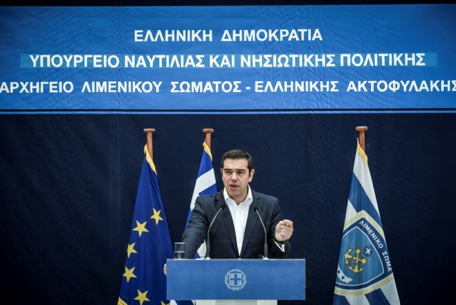 Ministerpräsident Tsipras bedankt sich bei der Besatzung des Schiffes „Gavdos“ der griechischen Küstenwache für deren Besonnenheit bei dem jüngsten Vorfall in der Ägäis.