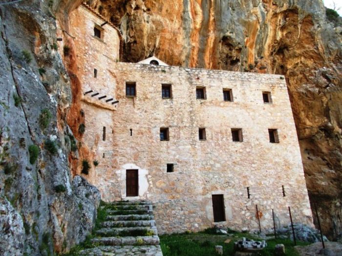 Das Demetrios-Kloster Avgo: Ein pittoreskes Felsenkloster in der Argolis