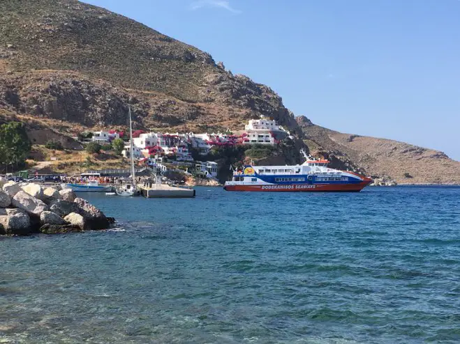 Foto (© GZkb: )Der Katamaran legt auf Tilos an.