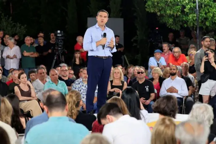 Unser Foto (© Eurokinissi) zeigt den Gründer der Partei ELAS bei einer politischen Veranstaltung Mitte Juni im Kreise potentieller Wähler.