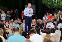 Unser Foto (© Eurokinissi) zeigt den Gründer der Partei ELAS bei einer politischen Veranstaltung Mitte Juni im Kreise potentieller Wähler.