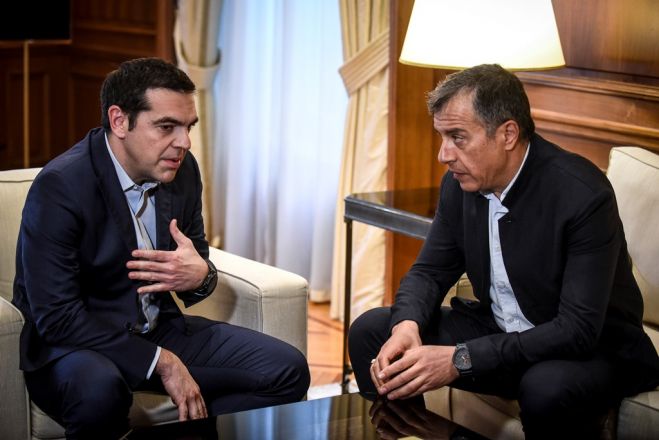 Unser Foto (© Eurokinissi) zeigt Ministerpräsident Alexis Tsipras (l.) beim Treffen mit dem Vorsitzenden der Partei „To Potami“ am Montag. Ort der Begegnung war das Megaro Maximou, der Amtssitz des Premierministers.
