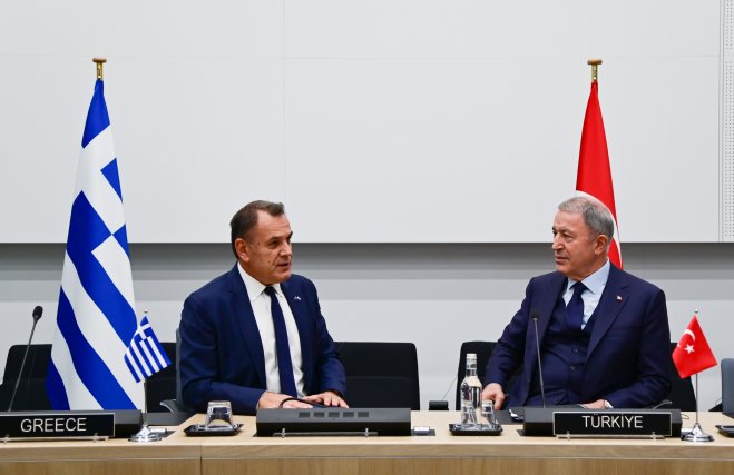 Unser Archivfoto (© Eurokinissi) zeigt den griechischen Verteidigungsminister Nikos Panagiotopoulos (l.) mit seinem türkischen Amtskollegen Hulusi Akar (r.). 