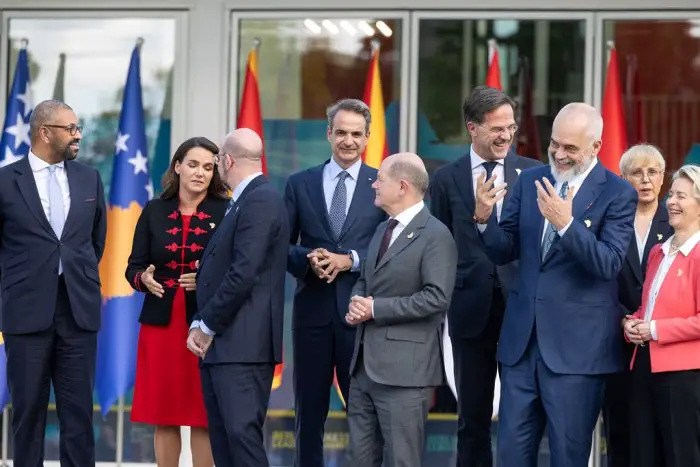Unser Foto (© Eurokinissi) zeigt Premierminister Kyriakos Mitsotakis am Montag (16.10.) in Tirana.