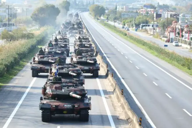 Unser Foto (© Eurokinissi) zeigt die Probeparade vom 23.10.2025 für die am 28.10. stattfindende Militärparade in Thessaloniki.