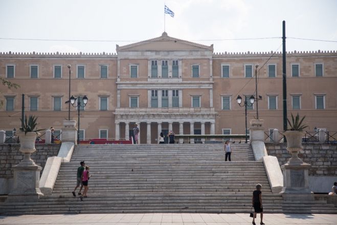 Unser Archivfoto (© Eurokinissi) zeigt das griechische Parlament in Athen. Die Regierung unter der Linkspartei SYRIZA will sämtlichen Hinweisen in den „Paradise Papers“, die Griechenland betreffen, auf den Grund gehen.