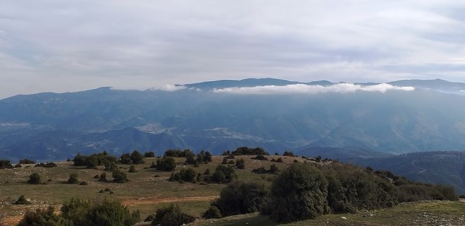 Foto (© GZlg): Sicht auf die Ebene von Kozani und das Vourinos-Bergmassiv.