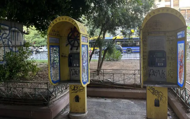 Unser Foto (© Griechenland Zeitung / Line Brümmer) zeigt zwei alte Telefonzellen in Omonia, Athen. 