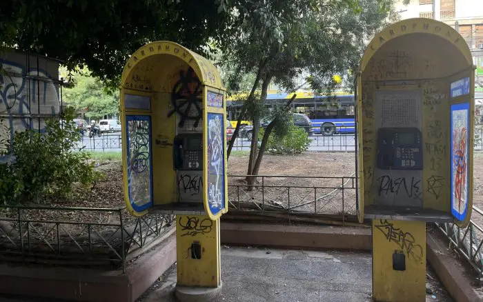 Unser Foto (© Griechenland Zeitung / Line Brümmer) zeigt zwei alte Telefonzellen in Omonia, Athen. 