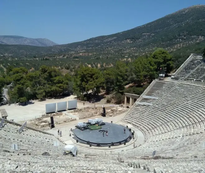 Ehefrau und Sohn auf der Bühne des Epidaurus-Theaters (Foto: GZaj)