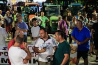 Unser Foto (© Eurokinissi) entstand am 14.7.2025. Abgebildet sind Landwirte und Viehzüchter in der mittelgriechischen Stadt Larissa. Mit ihrem Protest machten sie auf den OPEKEPE-Skandal aufmerksam.