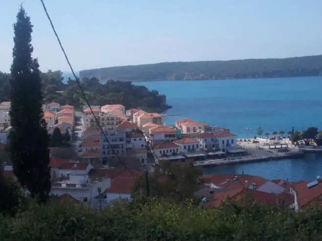 Blick auf das romantische Pylos mit dem Inselchen Sfaktiria im Hintergrund (Fotos: GZspi)