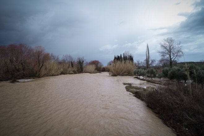 Unser Foto (© Eurokinissi) zeigt den Ladonas Fluss in der Region Ilia auf der Peloponnes heute Vormittag. Der Fluss ist leicht über seine Ufer getreten.