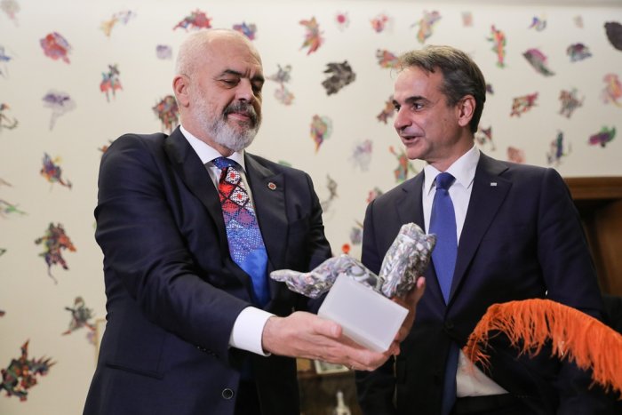 Unser Foto (© Eurokinissi) entstand während eines Treffens zwischen Premier Kyriakos Mitsotakis (r.) und seinem albanischen Amtskollegen Edi Rama.