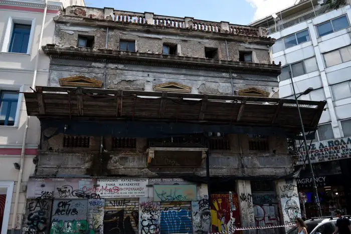Unser Archivfoto (© Eurokinissi) zeigt ein durch das Erdbeben beschädigtes leerstehendes Gebäude im Zentrum Athens.