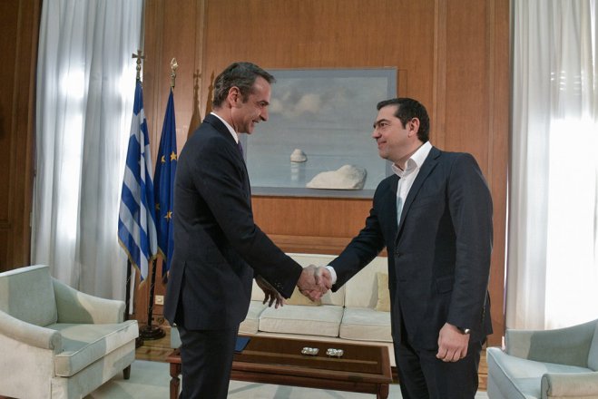 Unser Foto (© Eurokonissi) entstand am Freitag (10.1.) während eines Treffens zwischen Ministerpräsident Kyriakos Mitsotakis (l.) und Oppositionschefs Alexis Tsipras.