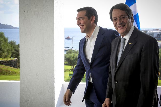 Unser Archivfoto (©Eurokinissi) zeigt Griechenlands Ministerpräsident Alexis Tsipras (l.) und Zypernpräsident Nikos Anastasiadis.