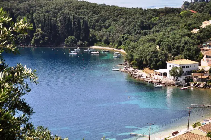 Foto (© GZkb): In diesem weißen Haus am Meer in Kalami wohnten die Durrell.