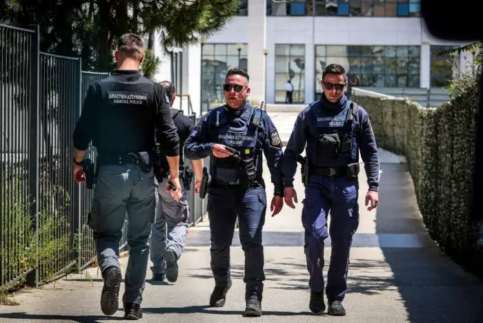 Unser Foto (&copy; Eurokinissi) entstand am Dienstag (29.4.) vor dem Berufungsgericht in Athen.