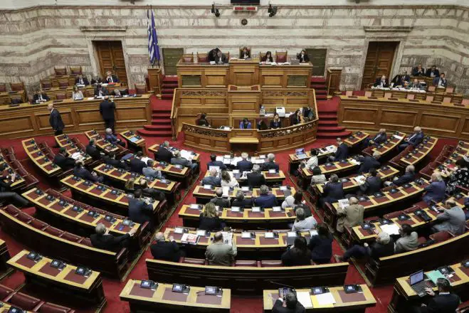Unser Foto von eurokinissi zeigt das Plenum des Parlaments während einer Debatte zum Fall Novartis im Mai 2018.
