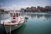 Unser Archivfoto (© Eurokinissi) entstand im Hafen von Heraklion auf Kreta.