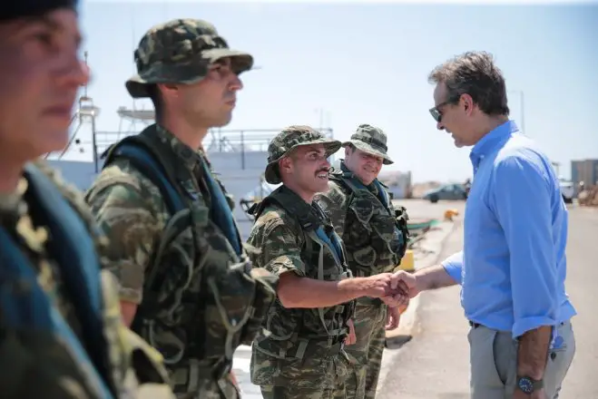 Unser Foto (© Eurokinissi) zeigt Ministerpräsident Kyriakos Mitsotakis bei seinem Besuch auf der Insel Pserimos.