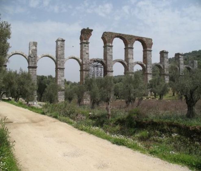 Foto (© yppo): Das beeindruckende römische Aquädukt bei Moria.