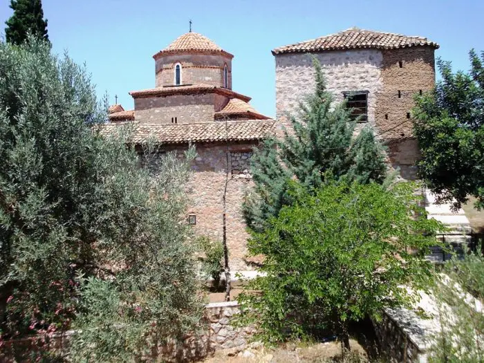 Außenansicht: Fast wie eine Trutzburg (Fotos: GZjr)