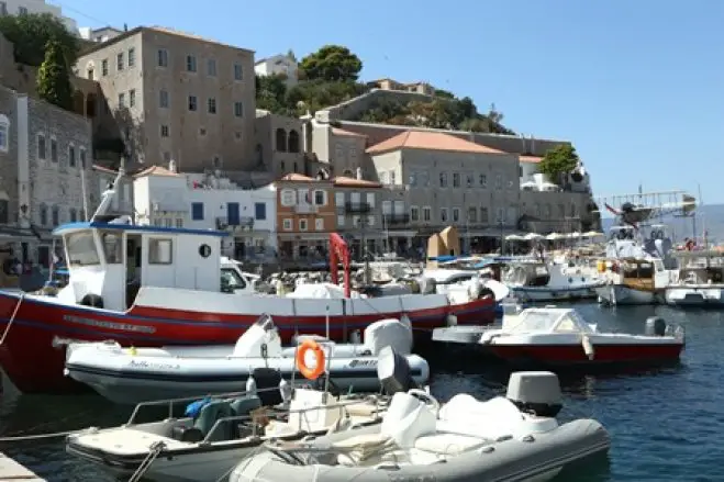 Unser Archivfoto (© Eurokinissi) zeigt den Hafen der Insel Hydra.