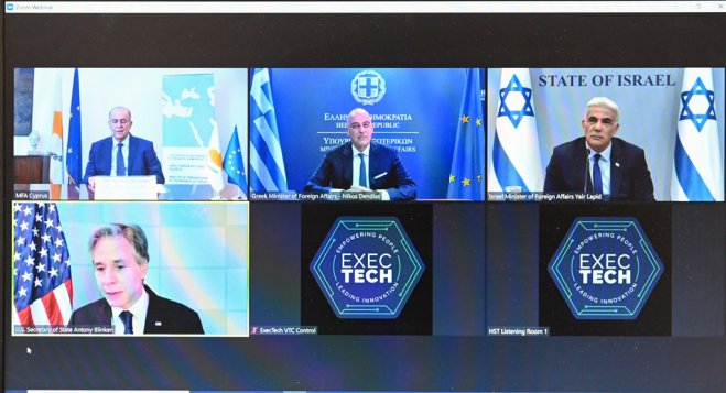 Unser Foto (© Eurokinissi) entstand während eines digitalen Treffens der Außenminister Griechenlands, Zyperns, Israels und der USA.