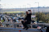 Unser Foto (© Eurokinissi) entstand am Sonntag (30.11.) auf der Nationalstraße zwischen Athen und Thessaloniki.