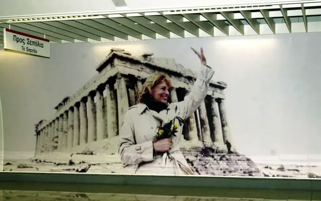 Das Archivfoto (© Eurokinissi) zeigt das Plakat von Melina Merkouri in der U-Bahnstation Akropolis.