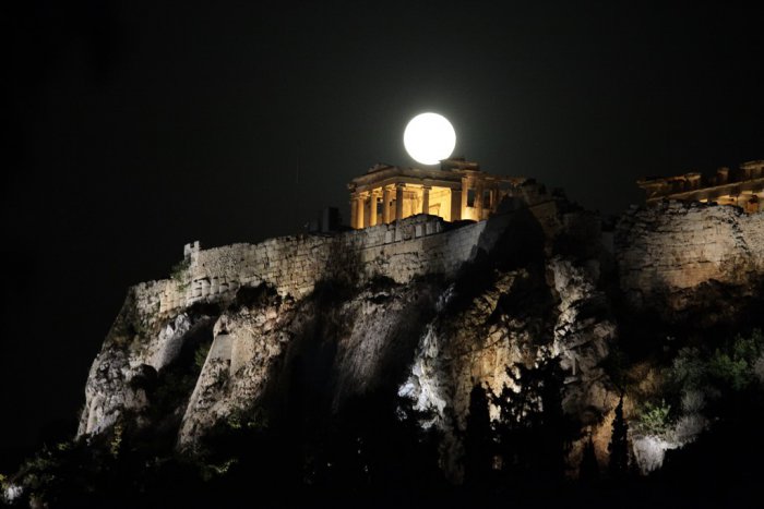 Die Aufnahmen (© Eurokinissi) zeigen den Augustvollmond über der berühmten Athener Akropolis.