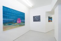 Unser Foto (© depodarm.com) zeigt ausgestellte Werke von Evi Zampeli, Antonis Kapnisis, Su Wong (v.l.n.r.).