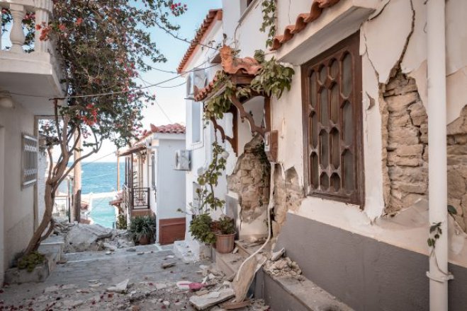 Unser Foto (© Eurokinissi) entstand einen Tag nach dem Erdbeben auf Samos.